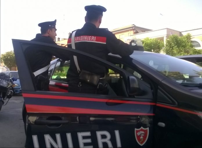 Venditori abusivi di coltelli: 300 pezzi sequestrati, 15.000 euro di multa