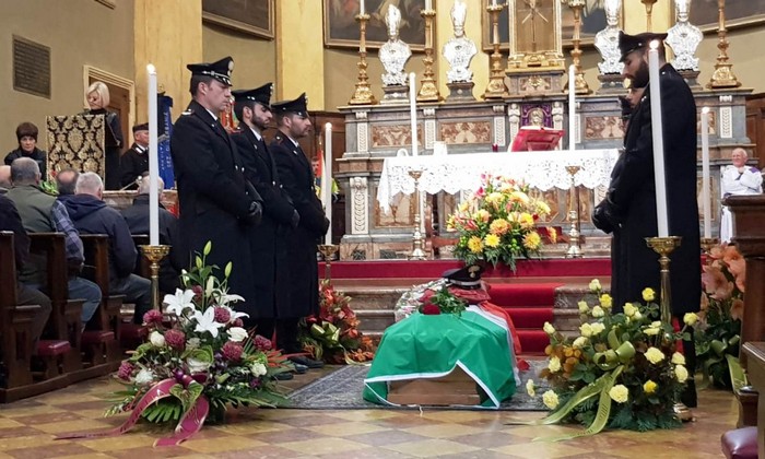 L’ultimo viaggio del comandante Dinaprali in spalla ai suoi carabinieri avvolto nel Tricolore