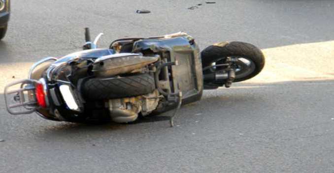 Cade in motorino mentre va a scuola e chiede ai soccorritori di lasciarla andare in classe