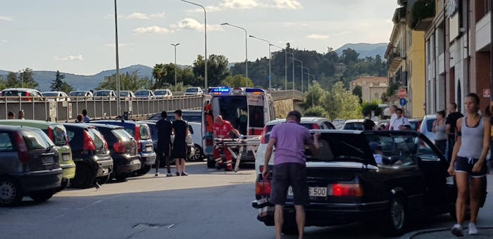 Con la nipotina al supermercato, nonna si accascia colta da malore 