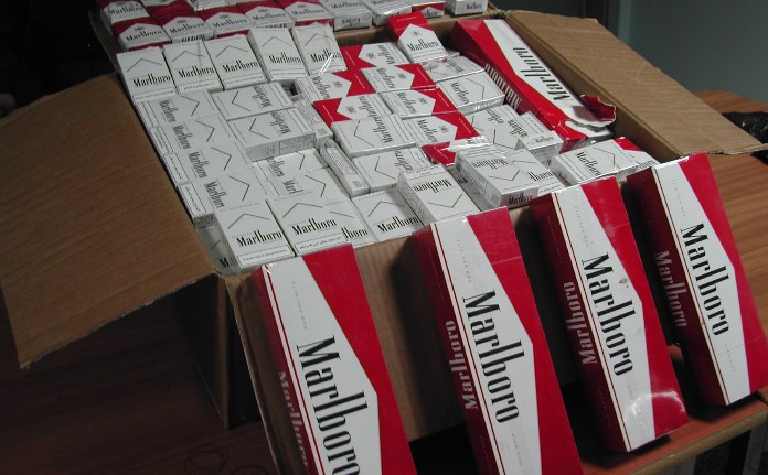 Senegalese sul treno con 99 stecche di Marlboro di contrabbando: condanna e maximulta