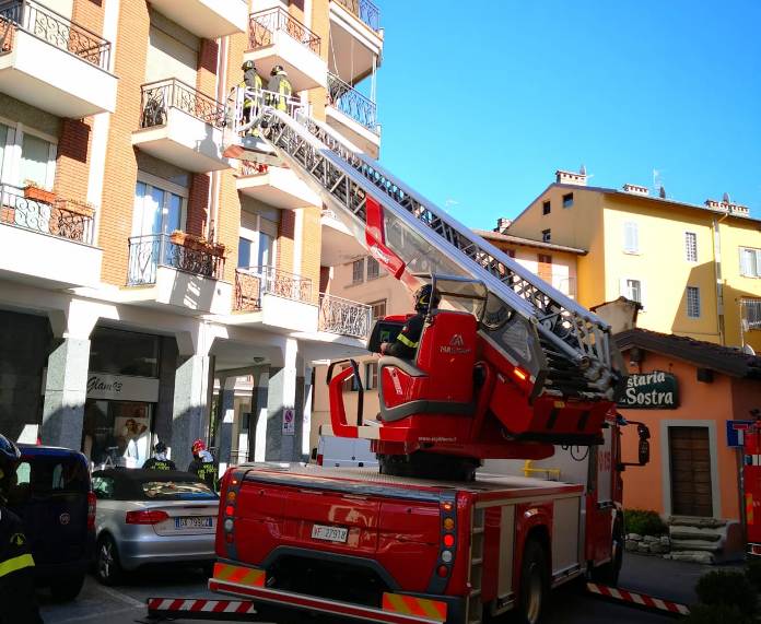 Si sente male in casa, soccorsa dall’autoscala dei vigili del fuoco