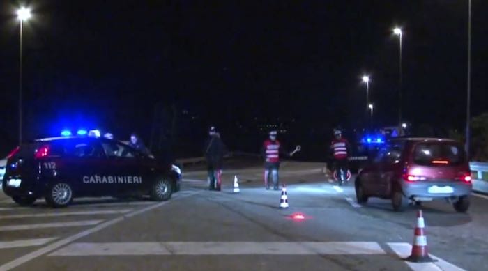 Stretta dei carabinieri nelle scuole e nei luoghi della movida contro l'uso di droghe e alcol 