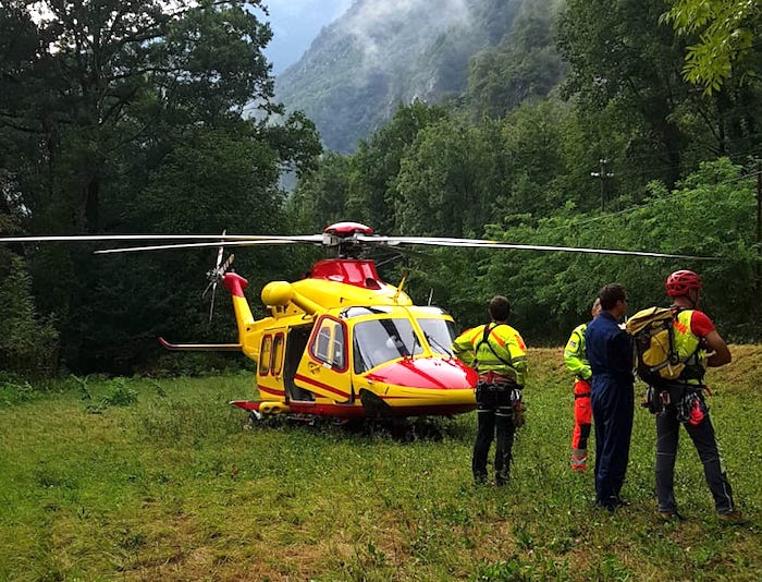 Un volo di 50 metri: elitrasportato a Novara il fungiatt infortunatosi in Cannobina 