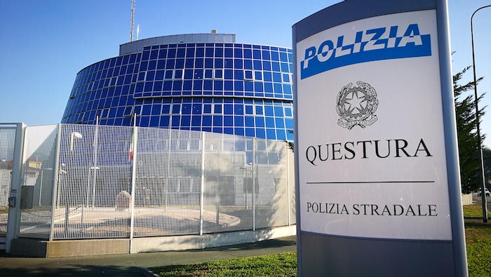 Otto truffatori informatici "beccati" dalla Polizia 
