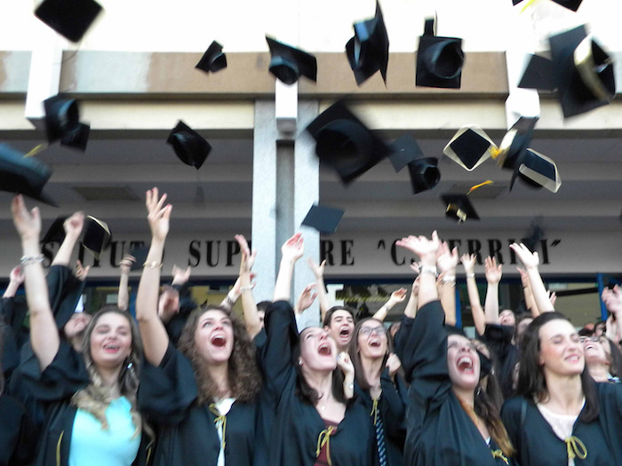 La scuola è proprio finita, al Ferrini consegnati i diplomi (foto)