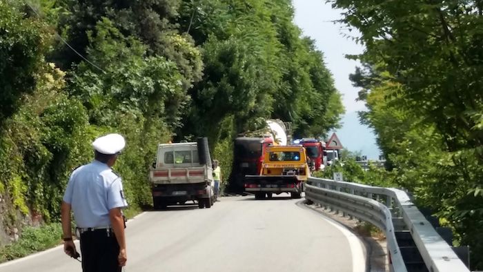 Betoniera incastrata sulla Statale, traffico in tilt - Fotagallery 