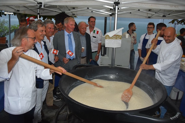 Cannobio: una risottata tra vicini "per guardare assieme al futuro" - Foto