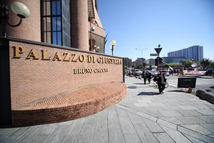 Mazzette al bar del tribunale, i carabinieri fanno arrestare latitante verbanese