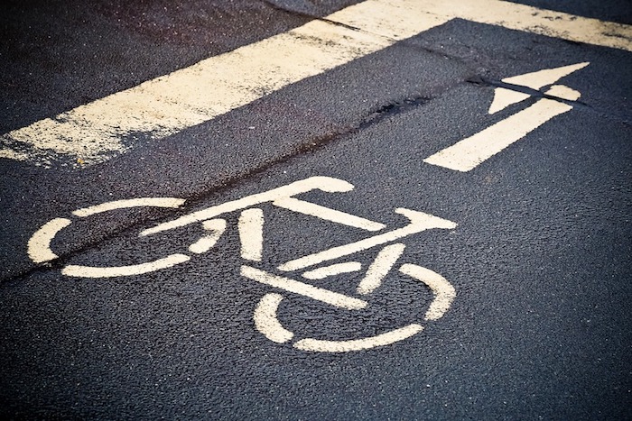Sì alla nuova ciclabile dei campeggi. "Luce" sulla pista di via Vittorio Veneto