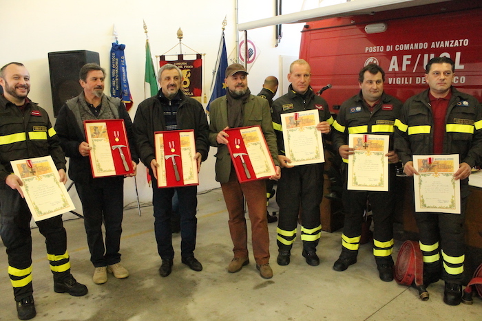 I vigili del fuoco festeggiano la patrona tra Tricolore, medaglia d'oro ed encomi (foto)