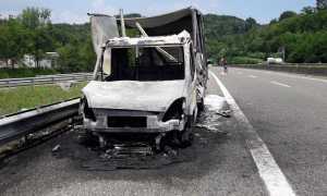 Brovello C furgone in fiamme