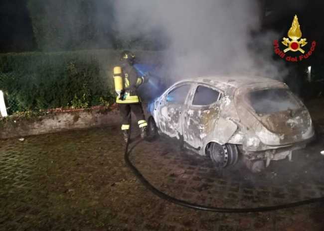 auto fiamme lave