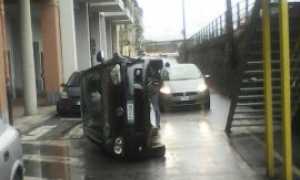 auto ribaltata intra