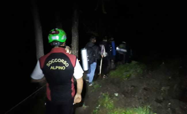 soccorso notte uomini fila bosco