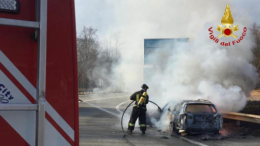 castelletto auto incendio 1