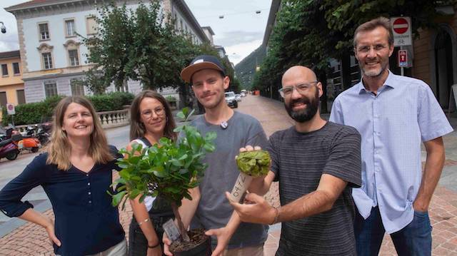 La delegazione dei sostenitori delliniziativa con lalberello e le firme su chiave USB consegnate in Municipio