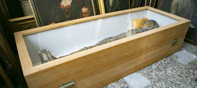 l la mummia di brissago lascera il palazzo comunale juxk1