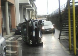auto ribaltata intra