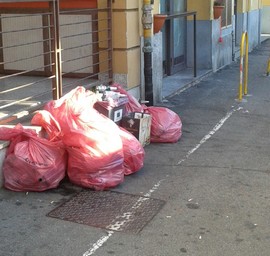 rifiuti via roma intra
